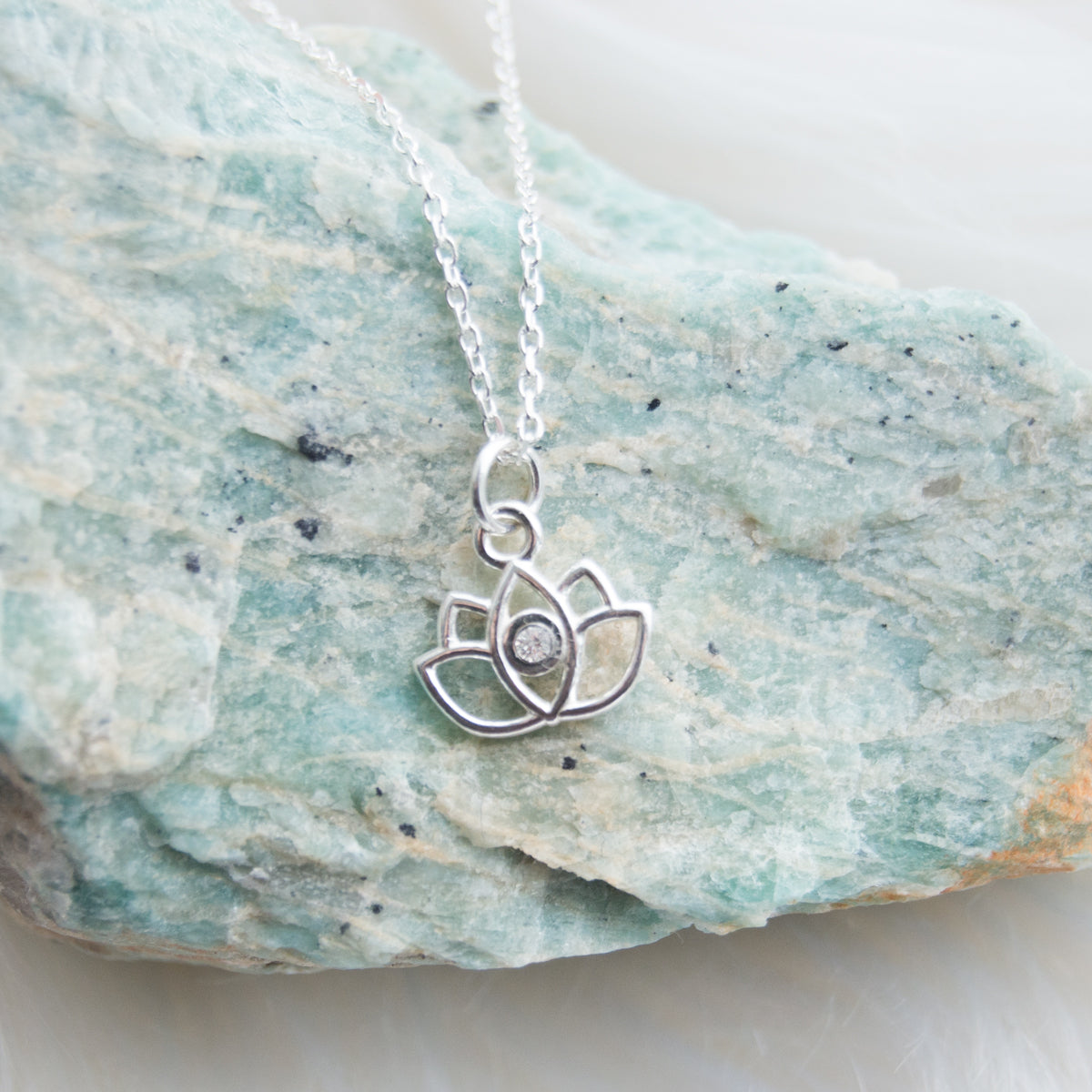 lotus-white-ketting-925-zilver-met-swarovski-3