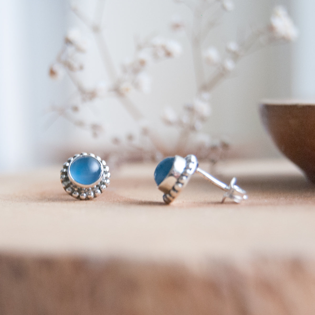 hila-oorbellen-925-zilver-met-chalcedoon-(blauw)-2