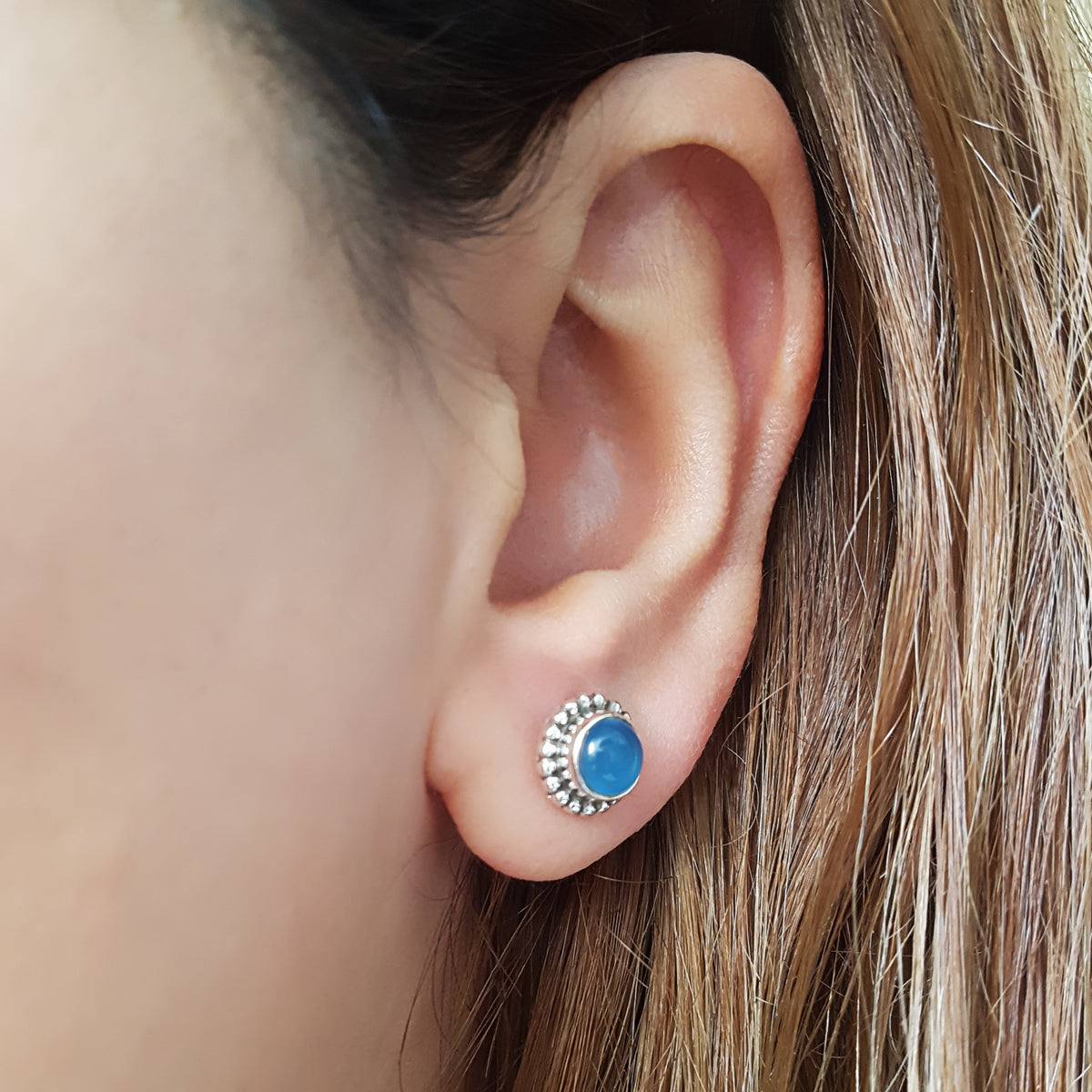 hila-oorbellen-925-zilver-met-chalcedoon-(blauw)-3