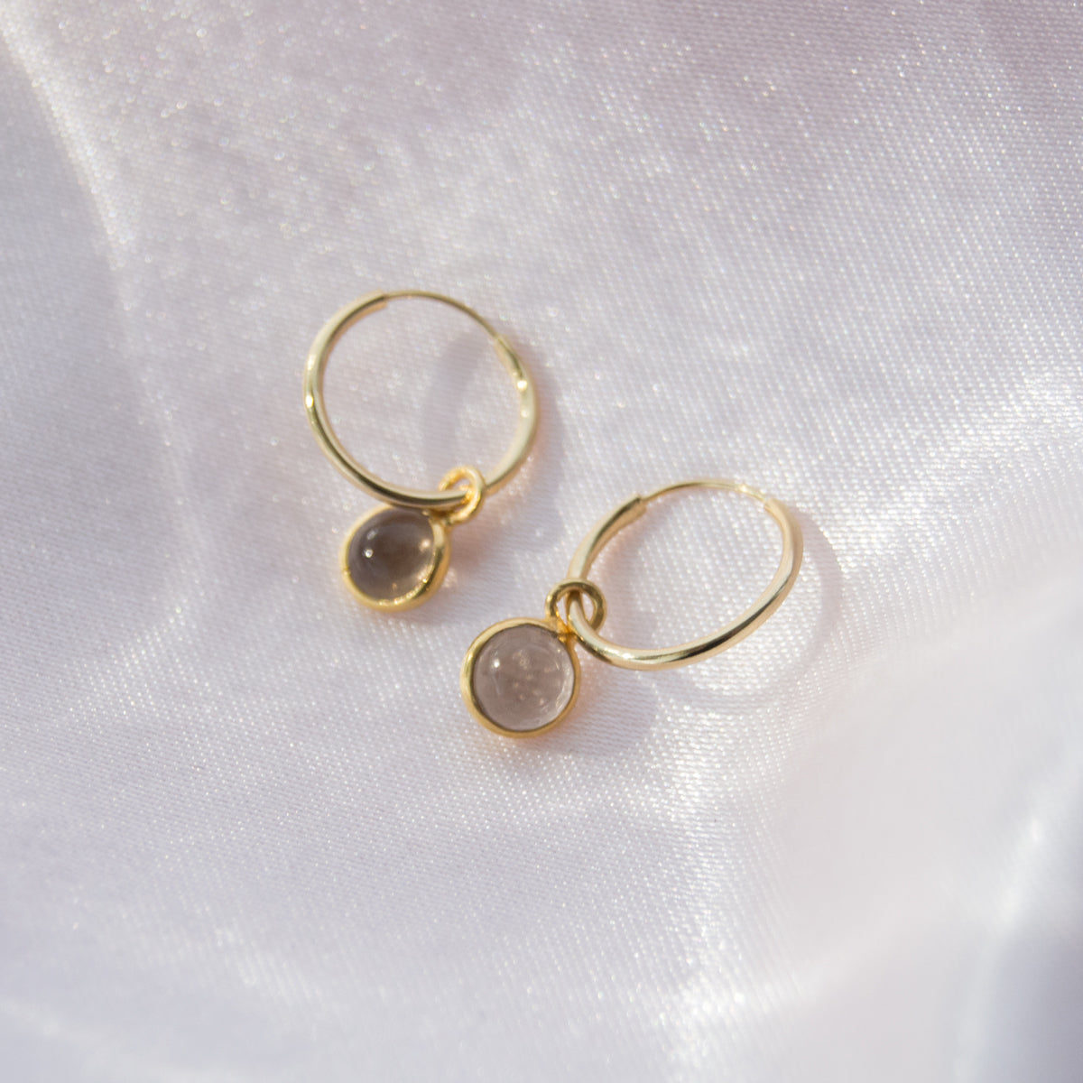 gem-hoops-gold-oorbellen-goldplated-925-zilver-met-rookwarts-3