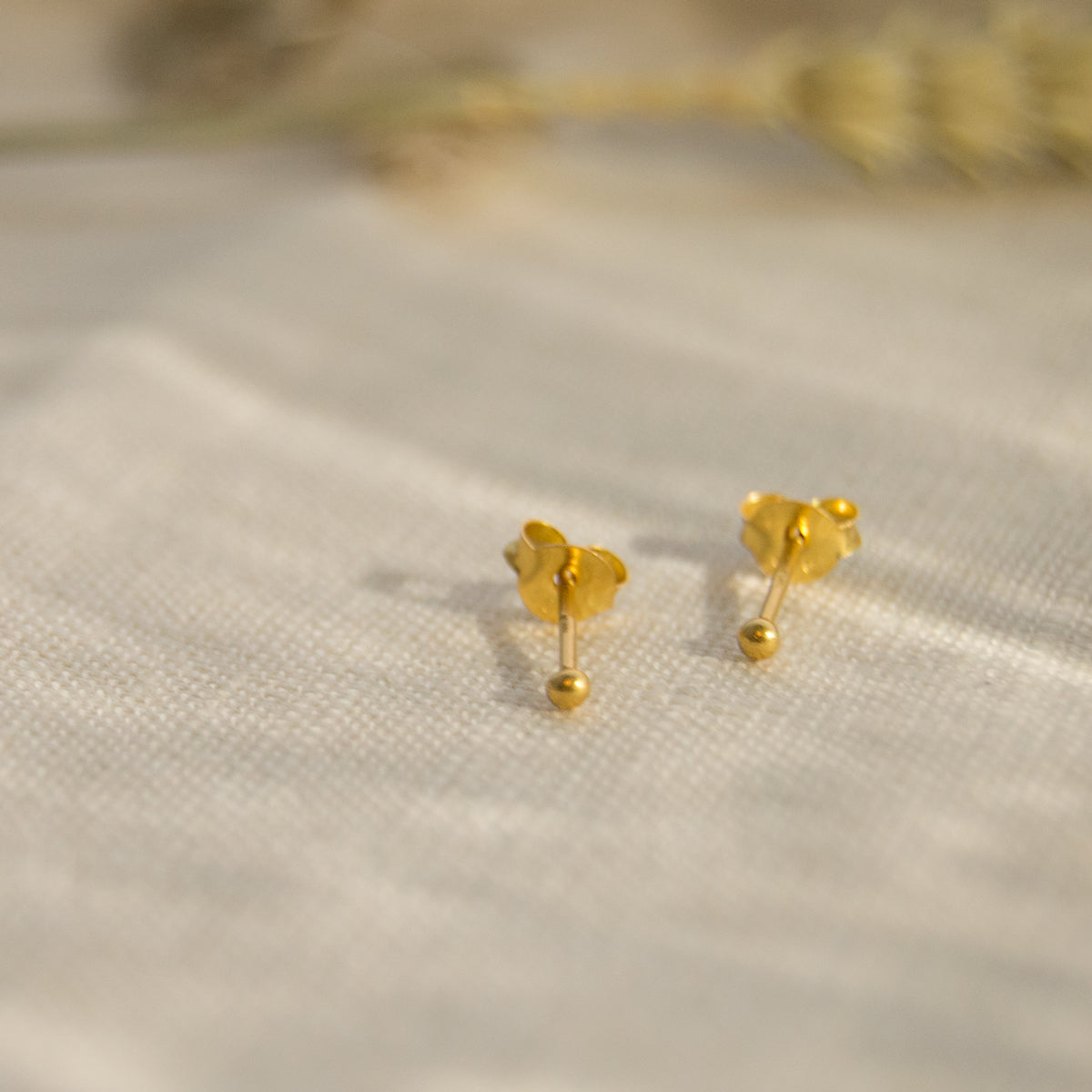 dot-studs-oorbellen-925-zilver-goldplated-2-mm-3