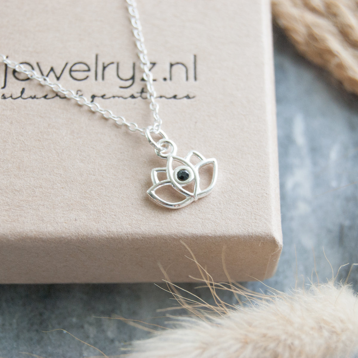lotus-black-ketting-925-zilver-met-swarovski-3